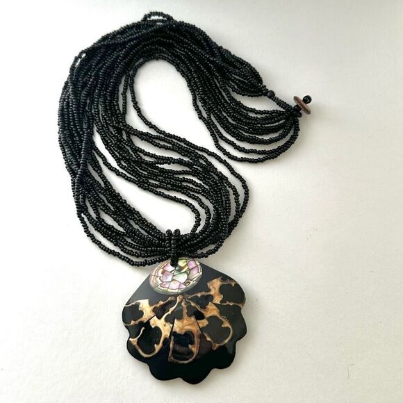 Abalone shell fan pendant on multi strand black beaded necklace - Picture 6 of 9